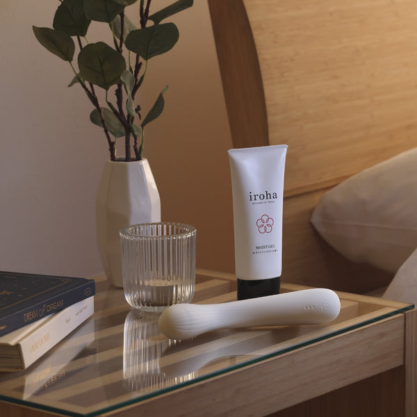 Iroha Mai TSURU 震動棒擺放於床頭櫃,搭配潤滑凝膠與溫馨居家佈置,營造舒適氛圍。