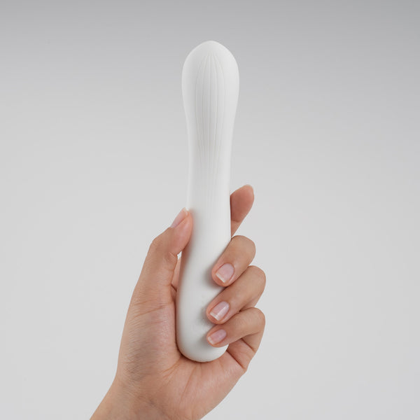 使用者手持 Iroha Mai TSURU 震動棒,展現其柔和細膩的矽膠質感與精緻按鍵設計。