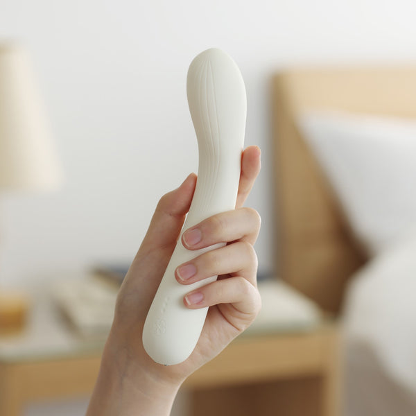 Iroha Mai TSURU 震動棒手持展示,符合人體工學的流線型設計,提供舒適握感。