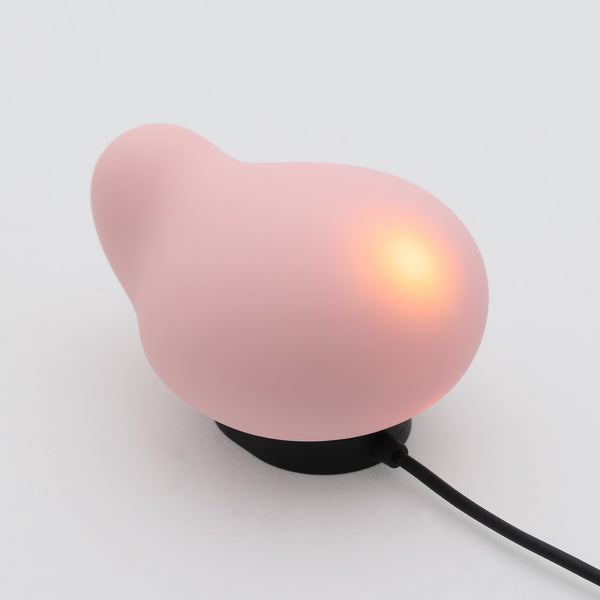 iroha MIDORI 撫子花色震動器充電中,LED 指示燈顯示