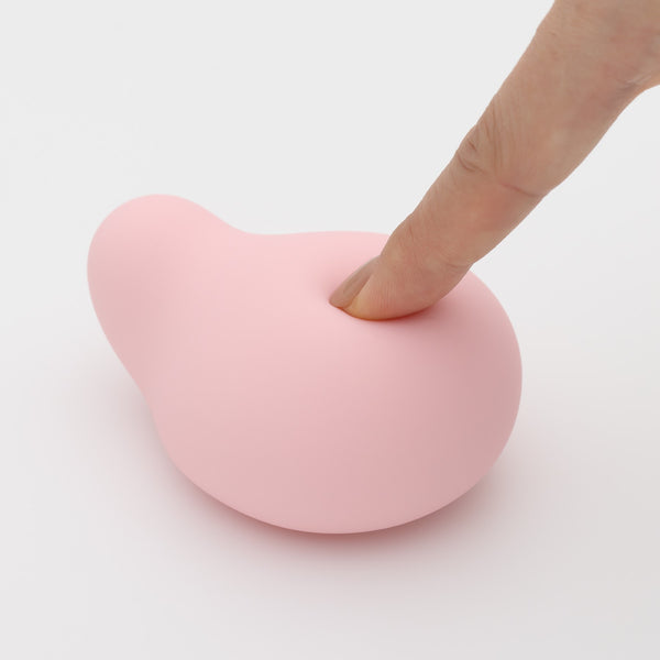 手指按壓 iroha MIDORI 撫子花色震動器,展示柔軟觸感