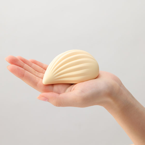iroha+ KUSHI 雞冠鼠 手持展示,符合人體工學設計,單手操作便利,適合日常放鬆與按摩使用