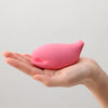 iroha YORUKUJIRA Nadeshiko Color 震動器手持展示,展現輕巧易握的設計。