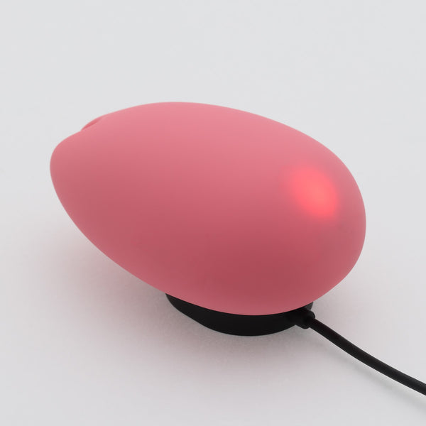 iroha SAKURA 撫子花色 - 充電底座特寫,無線充電,充電時燈光顯示狀態