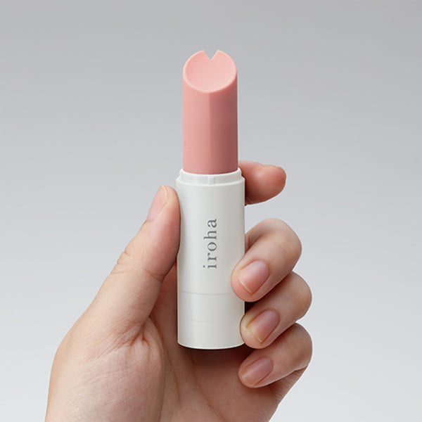 手握 iroha stick 甜心粉 × 白 震動棒,展示其輕巧便攜的尺寸