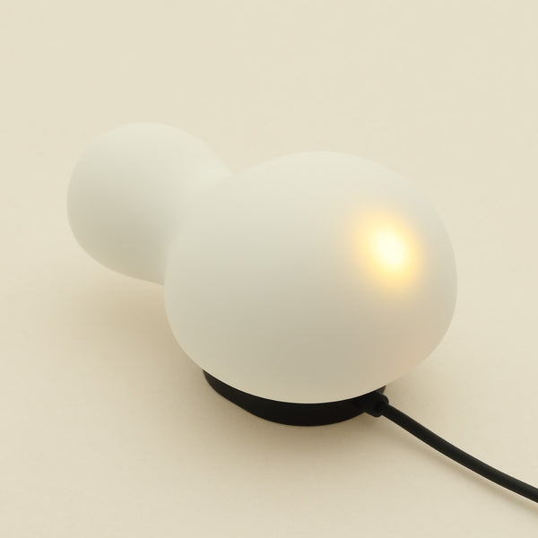 iroha YUKI 在充電底座上充電,LED 燈指示電源狀態。