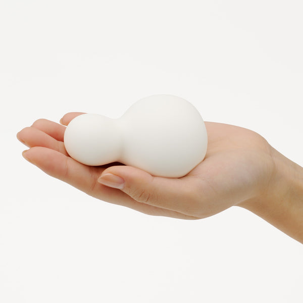 近手展示 iroha YUKI 按摩器,柔軟矽膠材質,適合舒適按摩。