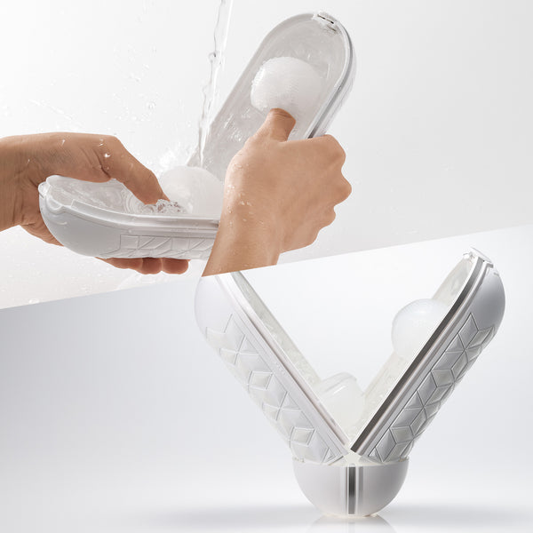 可清洗設計的飛機杯打開狀態示範,方便沖洗內部結構,清潔簡單又衛生