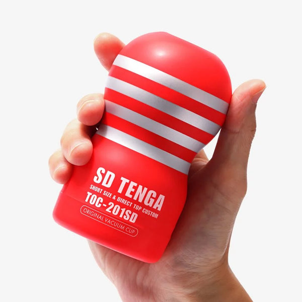 手持 SD TENGA 飛機杯,展示其短小設計與便攜特點。