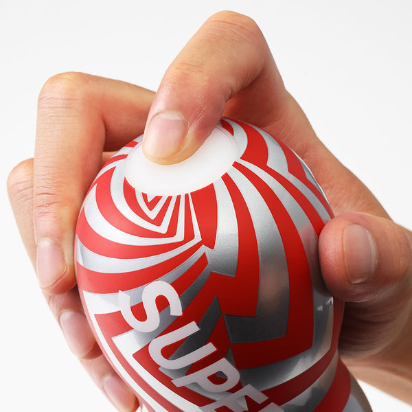 SUPER TENGA 系列杯身頂部按壓設計,展示柔軟材質與升級外殼結構,帶來更直接的按壓回饋與扎實手感