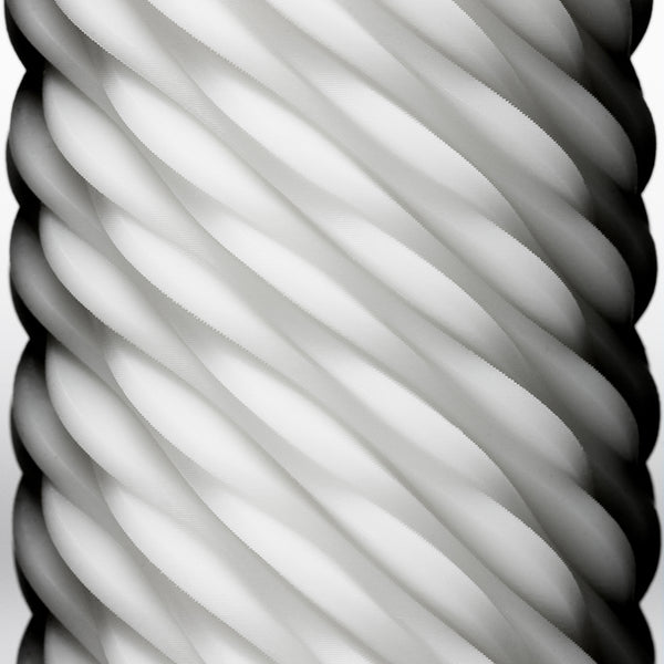 TENGA 3Dx FLOW 飛機杯內部螺旋流線紋理特寫,細密波浪結構帶來順滑連續刺激體驗