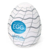 TENGA EGG WAVY II 飛機蛋 斜視角度展示,強調獨特的波浪紋路與輕巧蛋型設計,展現便攜性與創新外觀。