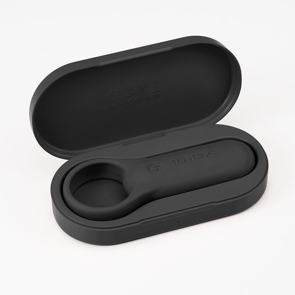 TENGA paiRING+ BLACK 黑色情侶環放置於充電盒內