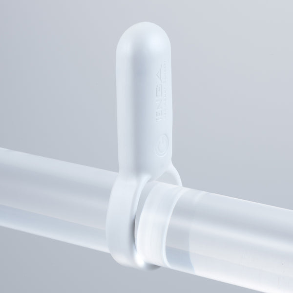 TENGA SVR PEARL WHITE 展示於透明管上,展示彈性與適應性
