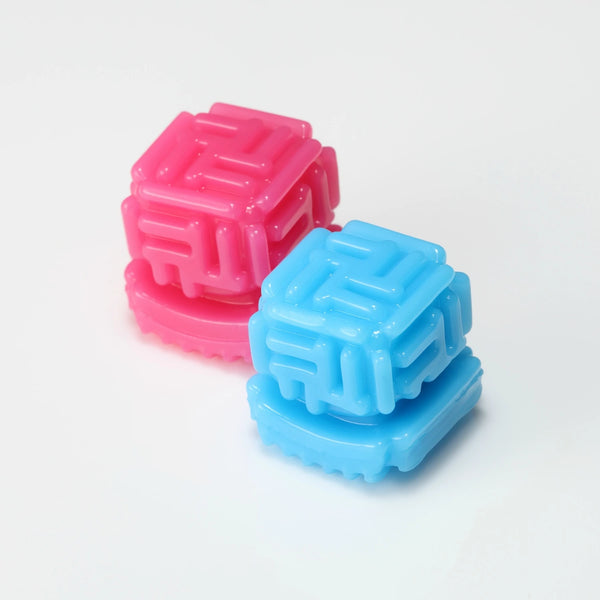 TENGA Bobble Crazy Cubes 的粉色與藍色方磚特寫,展現創新設計概念。