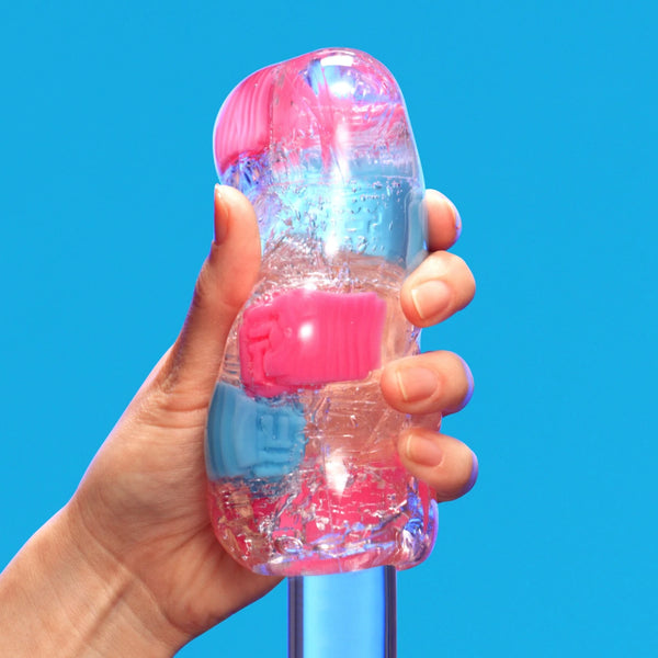 手握 TENGA Bobble Crazy Cubes 飛機杯,展示內部的方磚設計。