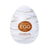 TENGA EGG SILKY 飛機蛋外觀包裝正面圖，白色蛋形搭配金色絲線設計，展現典雅風格