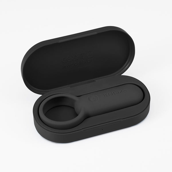 TENGA paiRING BLACK 黑色情侶環放置於充電盒內