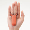 TENGA paiRING CORAL 珊瑚橙色震動器套於手指使用