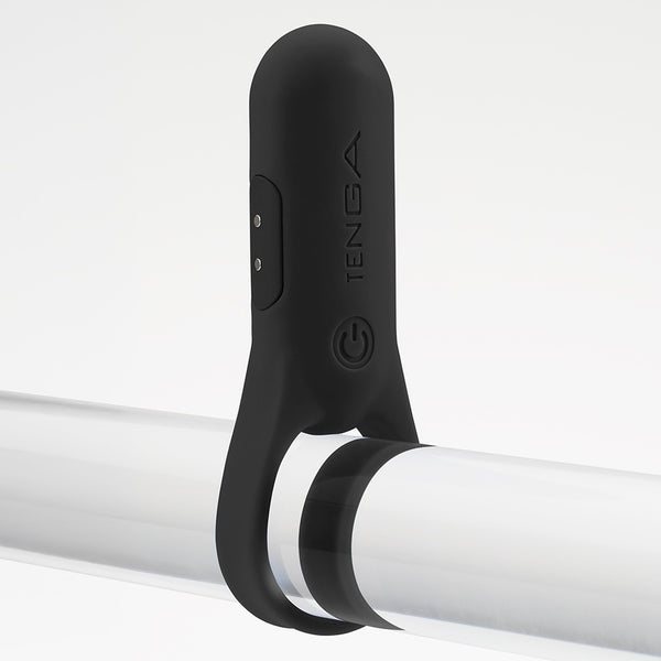 TENGA paiRING+ BLACK 黑色情侶環佩戴示意
